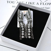 Elegante silberne Ohrringe mit Strasssteinen in Geschenkbox, Schmuck für Damen, festlich.