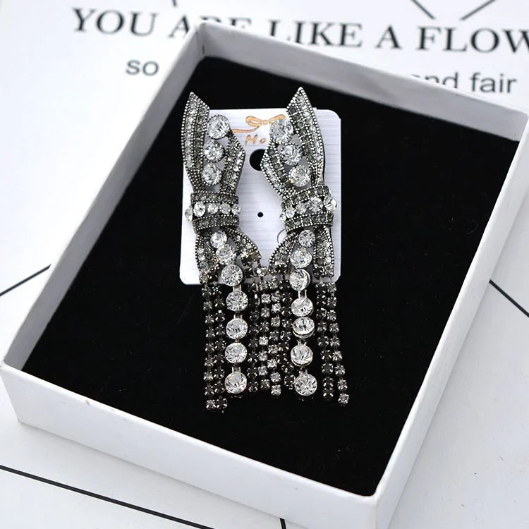 Elegante silberne Ohrringe mit Strasssteinen in Geschenkbox, Schmuck für Damen, festlich.