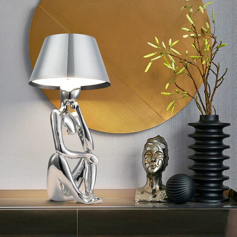 Moderne silberne Tischlampe, skulpturales Design, ideal für luxuriöse Schlafzimmerdekoration.