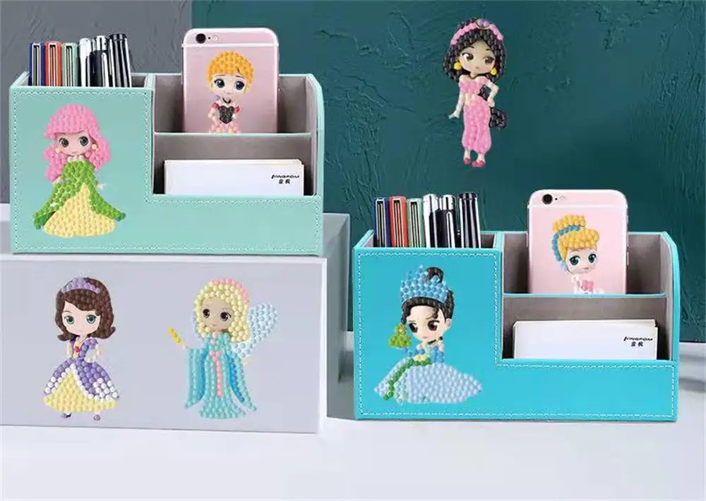 Bunte Stiftehalter mit Prinzessinnen-Motiven, ideal für Schreibtischorganisation und Dekoration.