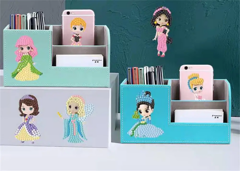 Bunte Stiftehalter mit Prinzessinnen-Motiven, ideal für Schreibtischorganisation und Dekoration.