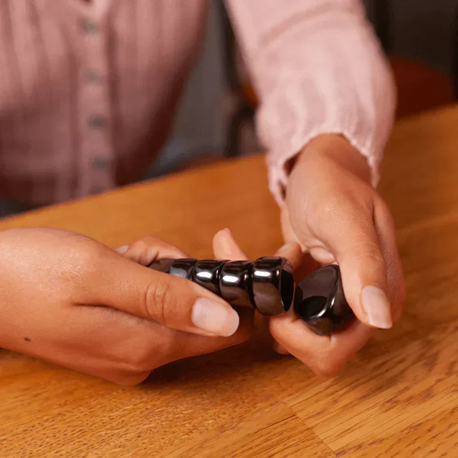 Hände halten magnetisches Schachspiel, schwarz, Holz, tragbar, für Reisen geeignet.