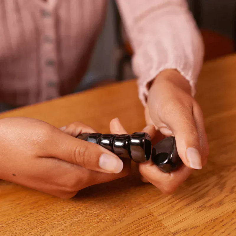 Hände halten magnetisches Schachspiel, schwarz, Holz, tragbar, für Reisen geeignet.