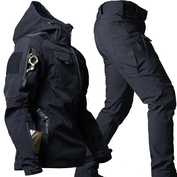 Schwarze taktische Outdoor-Jacke und Hose, wasserabweisend, mit Taschen und Reißverschlüssen.