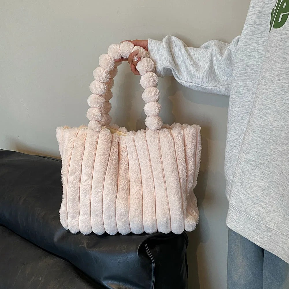 Flauschige rosa Handtasche mit Plüschgriff, modisches Accessoire für Damen.
