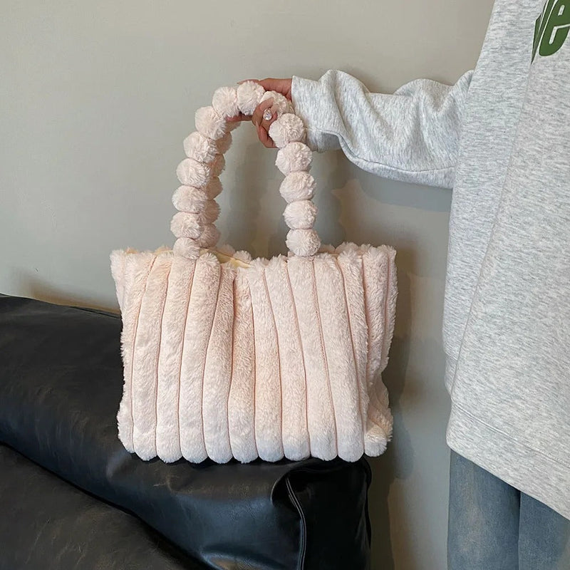 Flauschige rosa Handtasche mit Plüschgriff, modisches Accessoire für Damen.