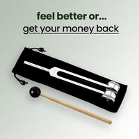 128Hz Stimmgabel aus Metall mit Holzklöppel auf schwarzem Beutel, Klangtherapie-Instrument.