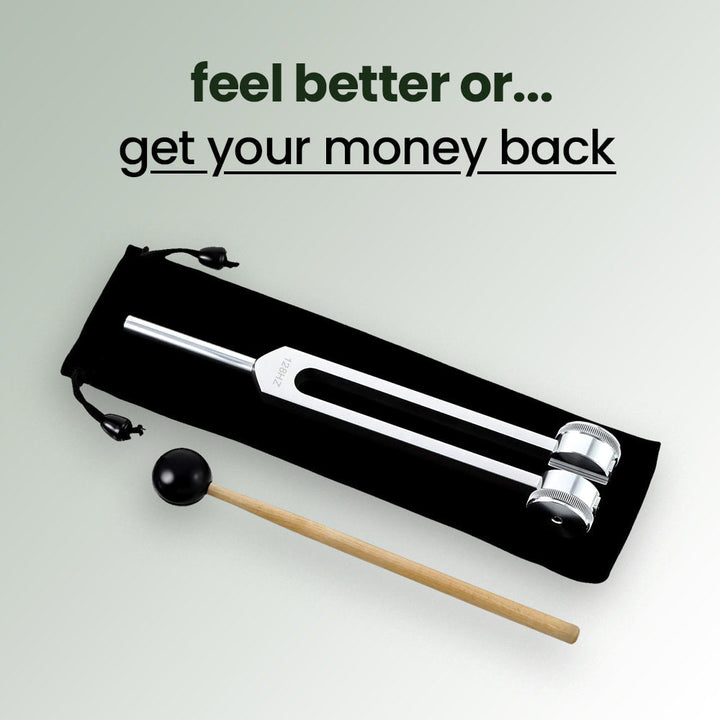 128Hz Stimmgabel aus Metall mit Holzklöppel auf schwarzem Beutel, Klangtherapie-Instrument.