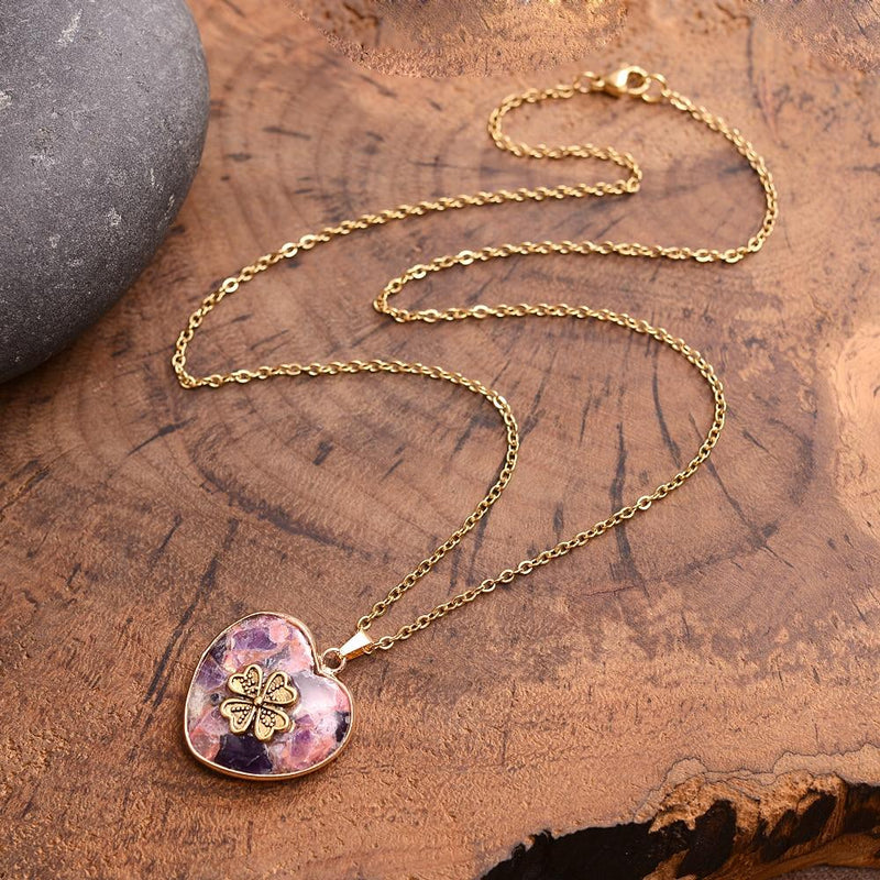 Goldene Herzanhänger-Halskette mit Blumenmotiv auf Holz, Damen-Schmuck, elegantes Design.