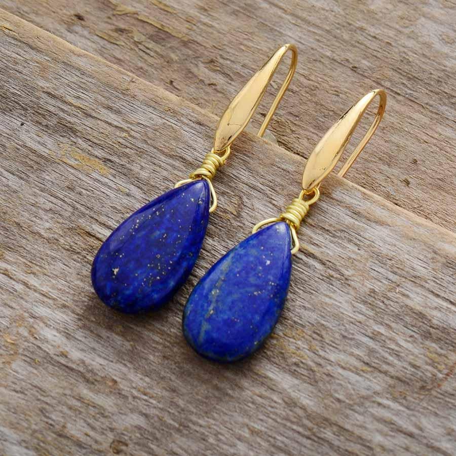 Blaue Tropfen-Ohrringe aus Naturstein, goldene Haken, eleganter Schmuck für Damen.