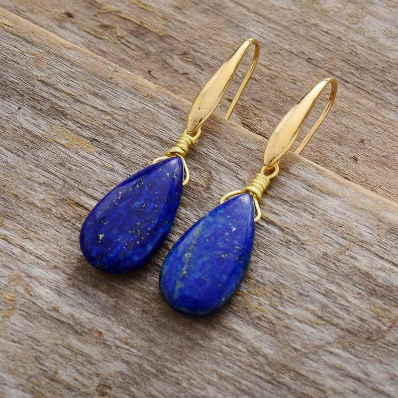 Blaue Tropfen-Ohrringe aus Naturstein, goldene Haken, eleganter Schmuck für Damen.