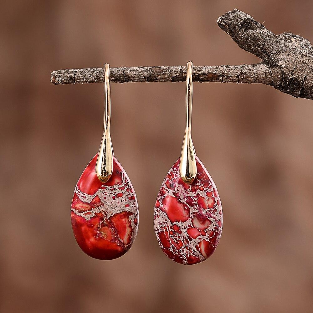 Rote Regalit-Ohrringe mit goldenen Haken, Tropfenform, eleganter Schmuck, Naturstein.