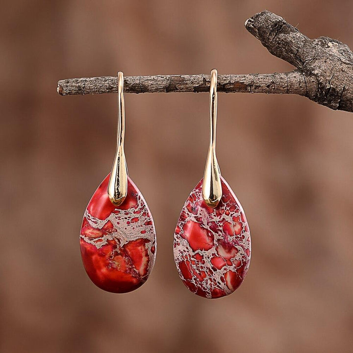 Rote Regalit-Ohrringe mit goldenen Haken, Tropfenform, eleganter Schmuck, Naturstein.