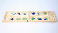Holz-Mancala-Spielbrett mit bunten Glasmurmeln, Strategie-Brettspiel, Naturholz.