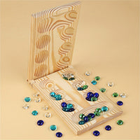 Holz-Mancala-Spiel mit bunten Glassteinen, Brettspiel, Strategie, Naturmaterial, Familienspiel.