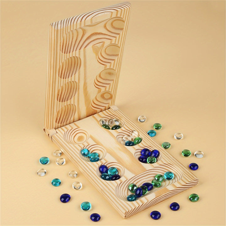 Holz-Mancala-Spiel mit bunten Glassteinen, Brettspiel, Strategie, Naturmaterial, Familienspiel.