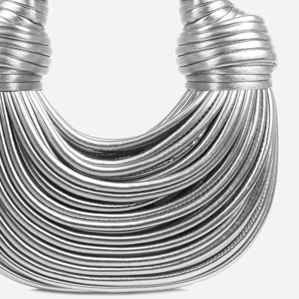 Silberne, geknotete Schultertasche aus Leder, modisches Accessoire für Damen.