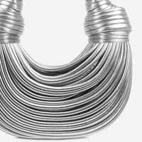 Silberne, geknotete Schultertasche aus Leder, modisches Accessoire für Damen.