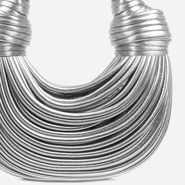 Silberne, geknotete Schultertasche aus Leder, modisches Accessoire für Damen.