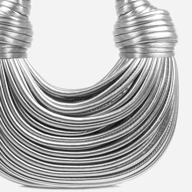 Silberne, geknotete Schultertasche aus Leder, modisches Accessoire für Damen.