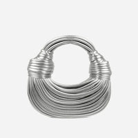 Silberne, geknotete Schultertasche aus Leder, modisches Accessoire für Damen.