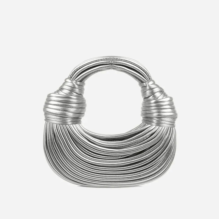 Silberne, geknotete Schultertasche aus Leder, modisches Accessoire für Damen.