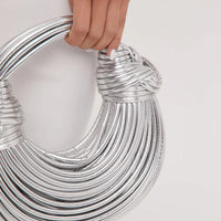 Silberne, geknotete Schultertasche aus Leder, modisch, elegant, Damenaccessoire.