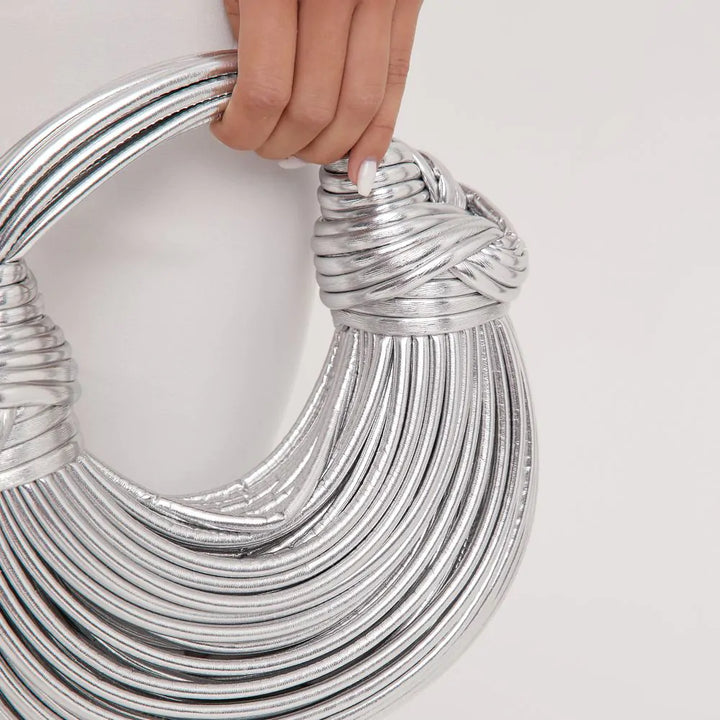 Silberne, geknotete Schultertasche aus Leder, modisch, elegant, Damenaccessoire.