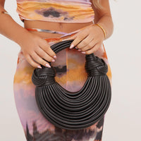 Schwarze, geknüpfte Schultertasche aus Leder, modisch, elegant, Damenaccessoire.