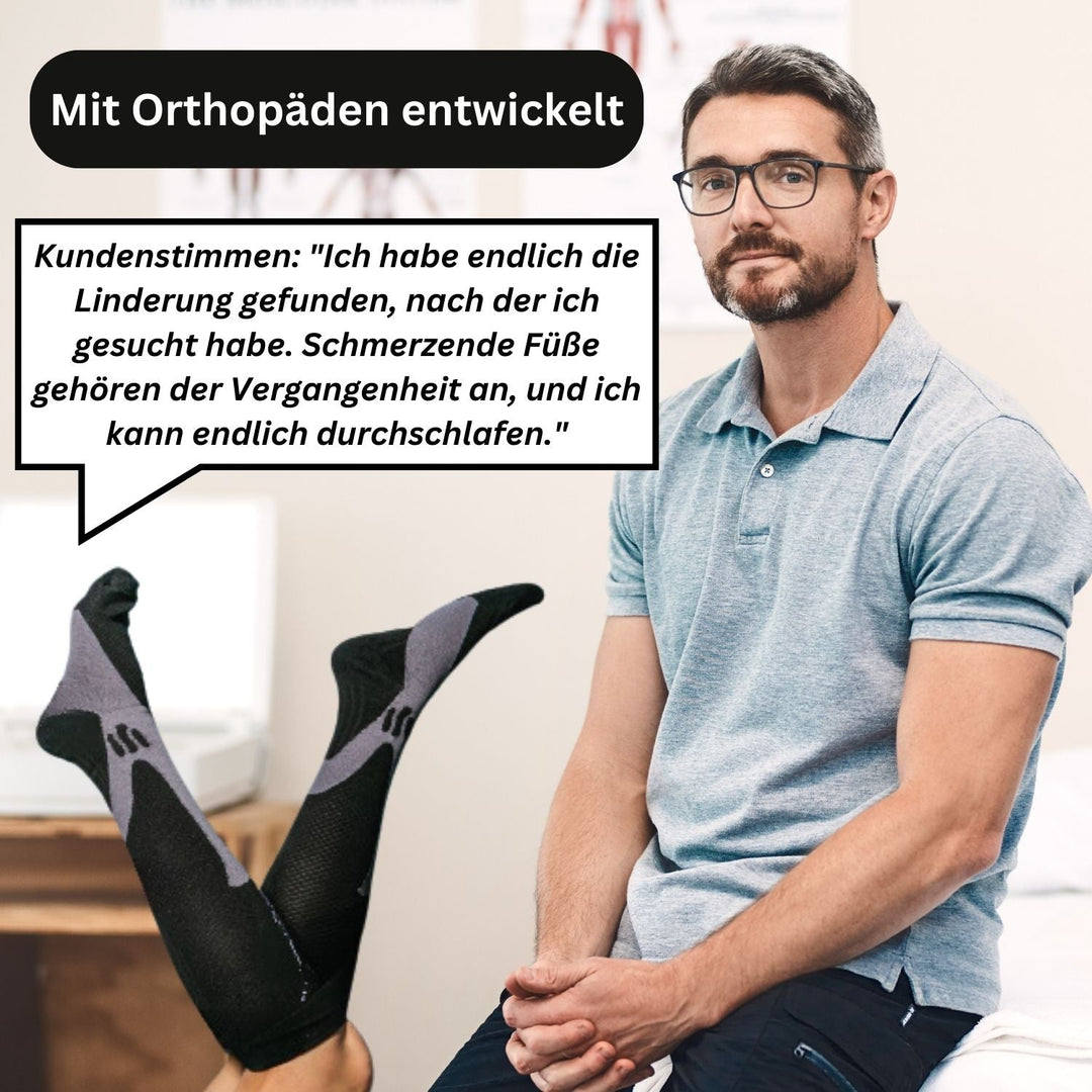 Mann in grauem Polohemd sitzt, daneben schwarze Kompressionssocken, Text: "Mit Orthopäden entwickelt".