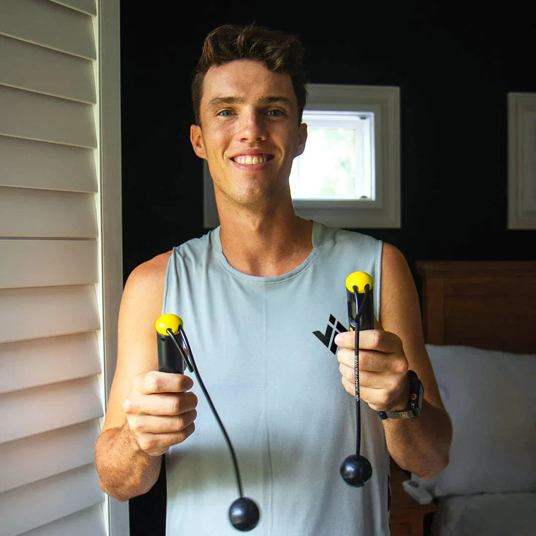 Mann mit Springseil, gelbe Griffe, Sportbekleidung, Fitness, Training, Innenraum.