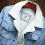 Hellblaue Herren-Denimjacke mit weißem Fleecefutter, modisch, warm, Winterbekleidung.