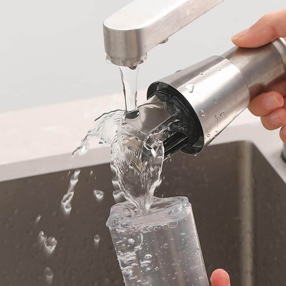 Manueller Zerkleinerer aus Edelstahl, transparent, unter Wasserhahn gereinigt, Küchenzubehör.