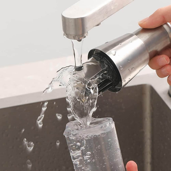 Manueller Zerkleinerer aus Edelstahl, transparent, unter Wasserhahn gereinigt, Küchenzubehör.