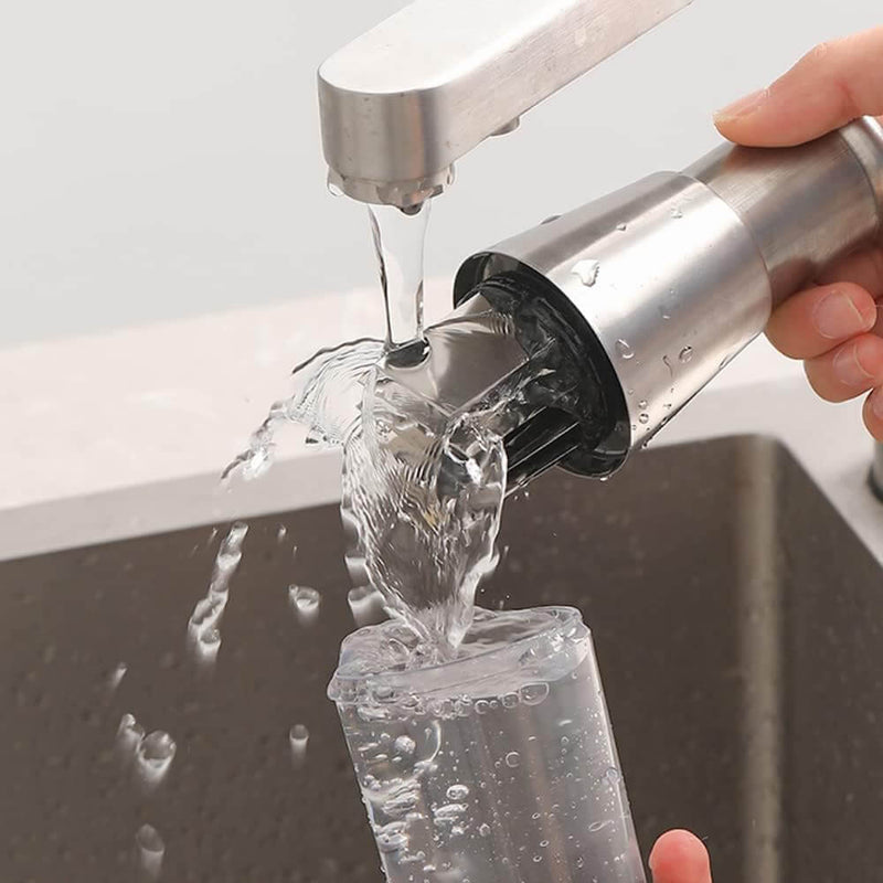 Manueller Zerkleinerer aus Edelstahl, transparent, unter Wasserhahn gereinigt, Küchenzubehör.