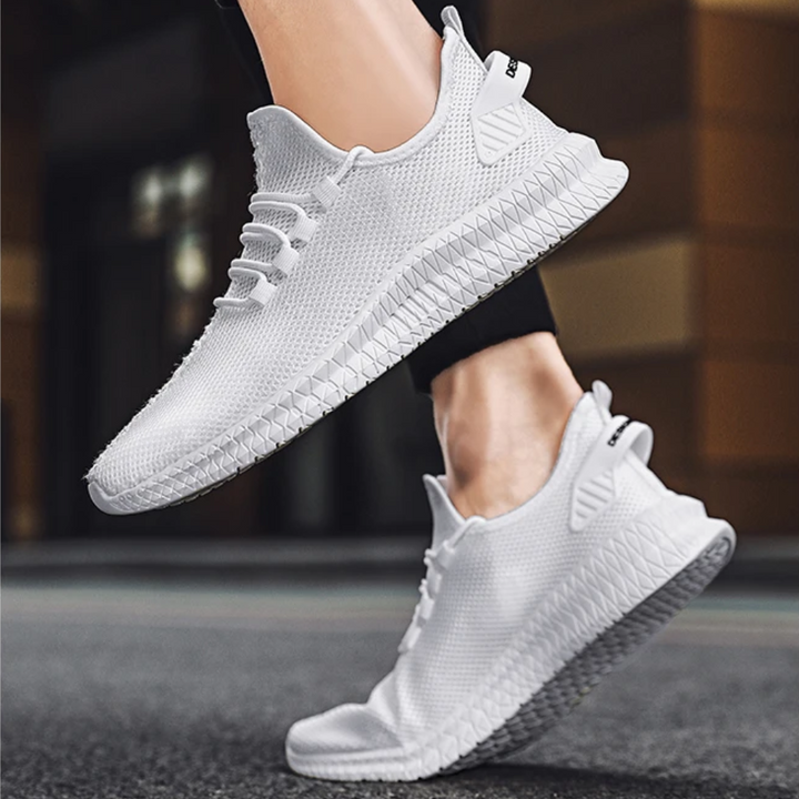 Weiße Herren-Sneaker, atmungsaktiv, sportlich, rutschfeste Sohle, ideal für Laufen und Freizeit.