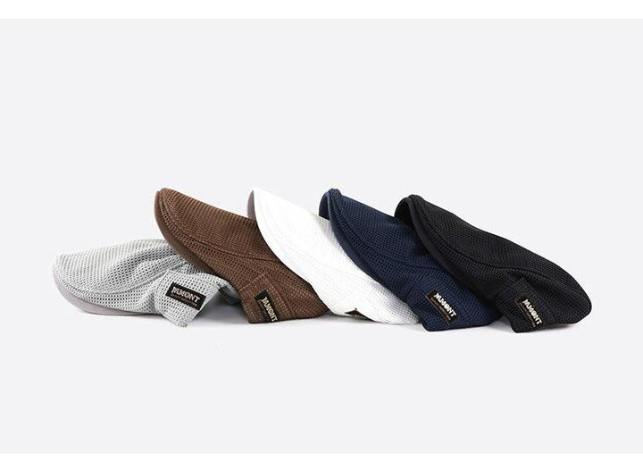 Fünf Herren-Barettmützen aus Baumwolle in Grau, Braun, Weiß, Blau und Schwarz auf weißem Hintergrund.