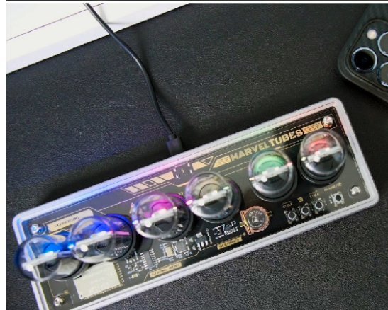 Vertikale LED Nixie Tischuhr – Chronix