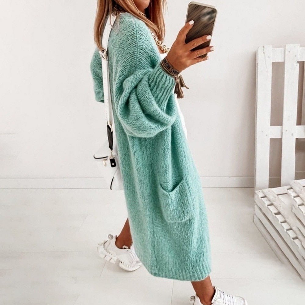 Frau in mintgrüner Strickjacke, lässig, modisch, bequem, mit Taschen, Herbstmode.