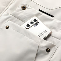 Wasserdichte Titanjacke mit Smartphone in der Tasche, weiße Farbe, Outdoor-Bekleidung.