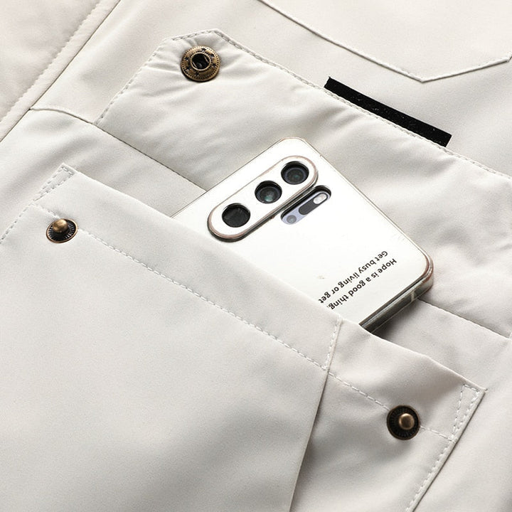 Wasserdichte Titanjacke mit Smartphone in der Tasche, weiße Farbe, Outdoor-Bekleidung.