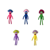 Fünf bunte Plüschfiguren mit lustigen Gesichtern und Haaren auf weißem Hintergrund.