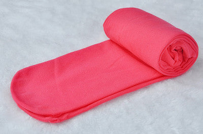 Rosa Fleece-Decke, weich, aufgerollt, auf weißem Hintergrund, ideal für gemütliche Abende.