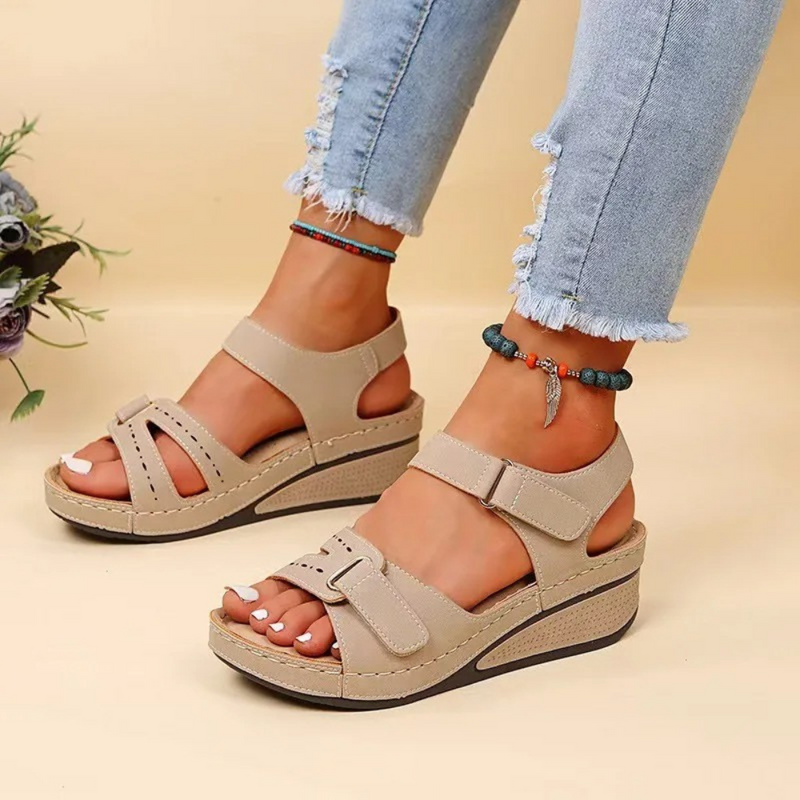 Beige orthopädische Sandalen für Damen, bequem, mit Klettverschluss, ideal für den Sommer.