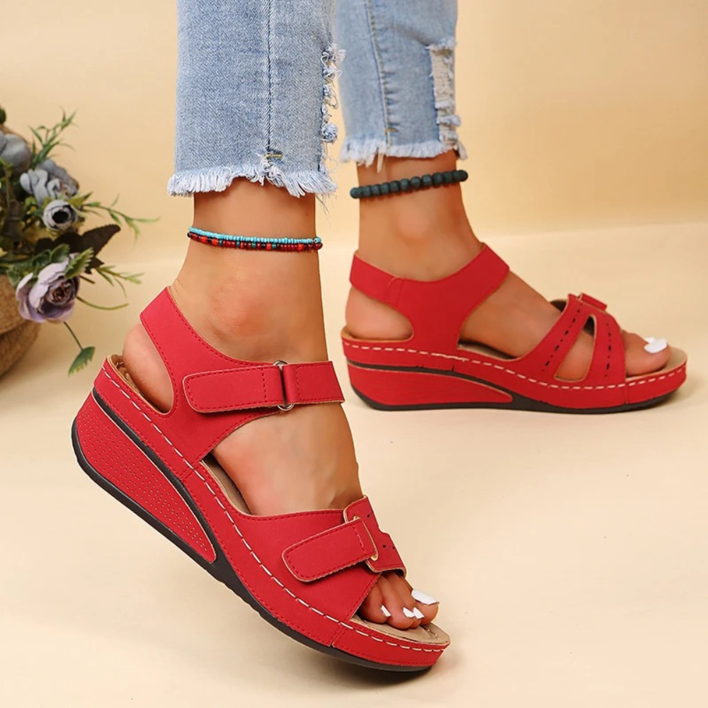 Rote orthopädische Sandalen für Damen, bequem, mit Keilabsatz, ideal für Sommermode.