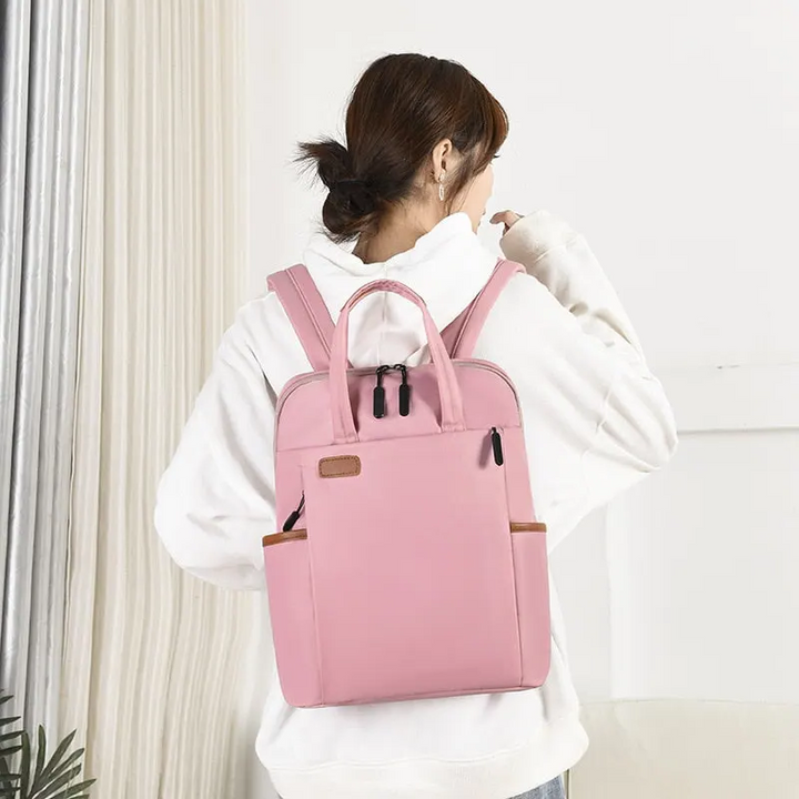 Frau mit rosa Rucksack, modisch, funktional, ideal für Schule oder Arbeit, stilvoller Look.