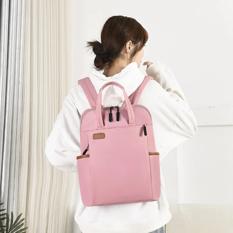 Frau mit rosa Rucksack, modisch, funktional, ideal für Schule oder Arbeit, stilvoller Look.
