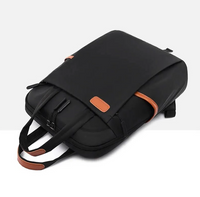 Schwarzer Laptop-Rucksack mit braunen Lederakzenten, modern und wasserabweisend.