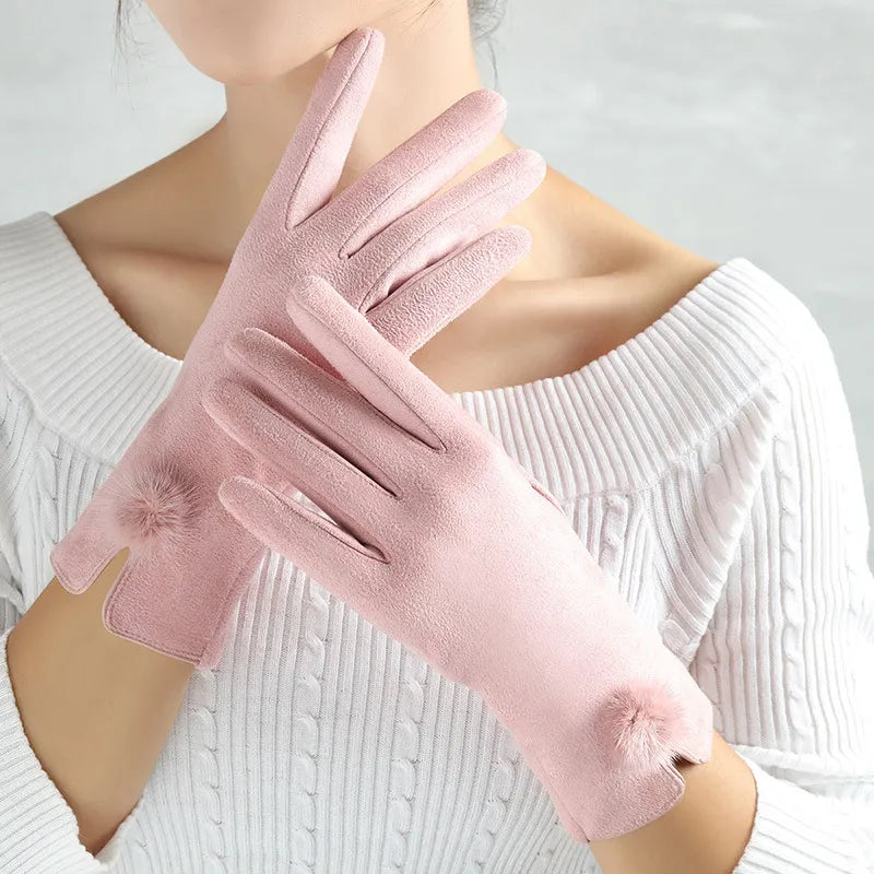 Damenhandschuhe rosa, Wildleder, mit Pompons, elegant, warm, modisch, Winteraccessoire.