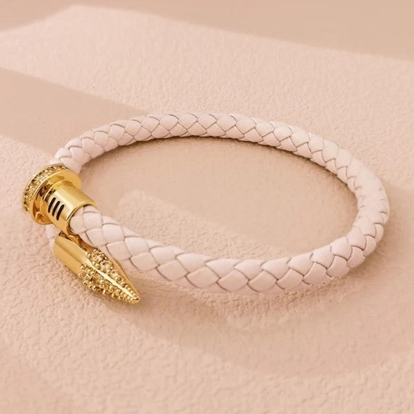 Weiße geflochtene Lederarmband mit goldener Verschluss, modisches Accessoire für Damen.
